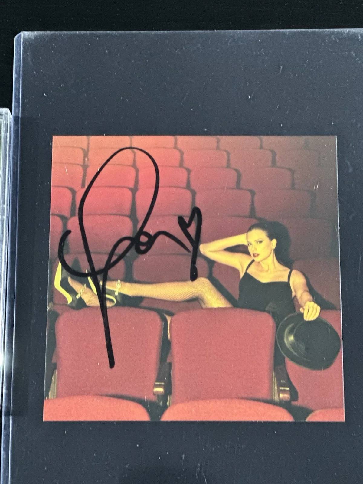 Taylor Swift The Life of a Showgirl CD Hand Signed Autographed Photo 4 W/ Heart, изображение 2