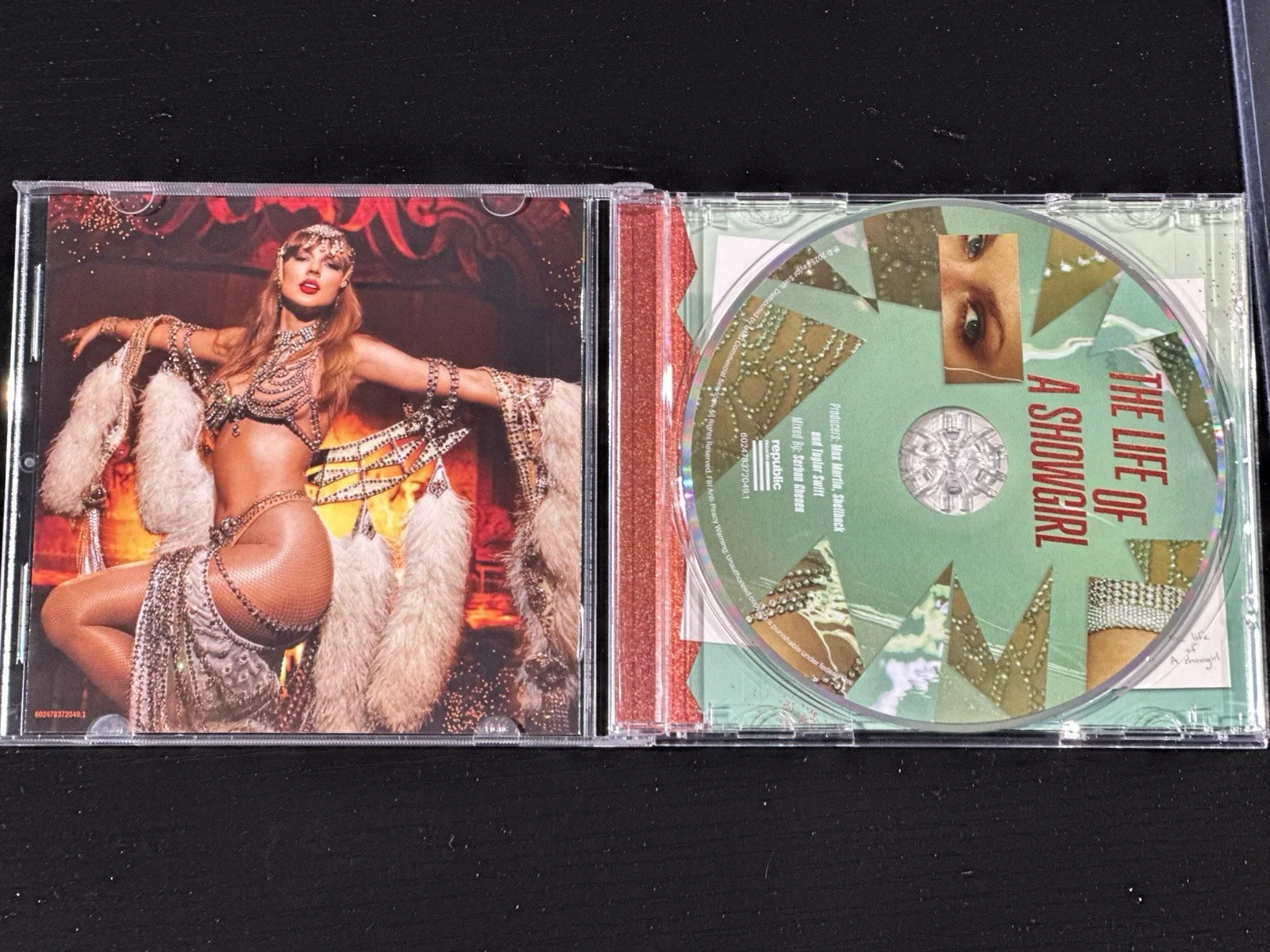 Taylor Swift The Life of a Showgirl CD Hand Signed Autographed Photo 4 W/ Heart, изображение 4