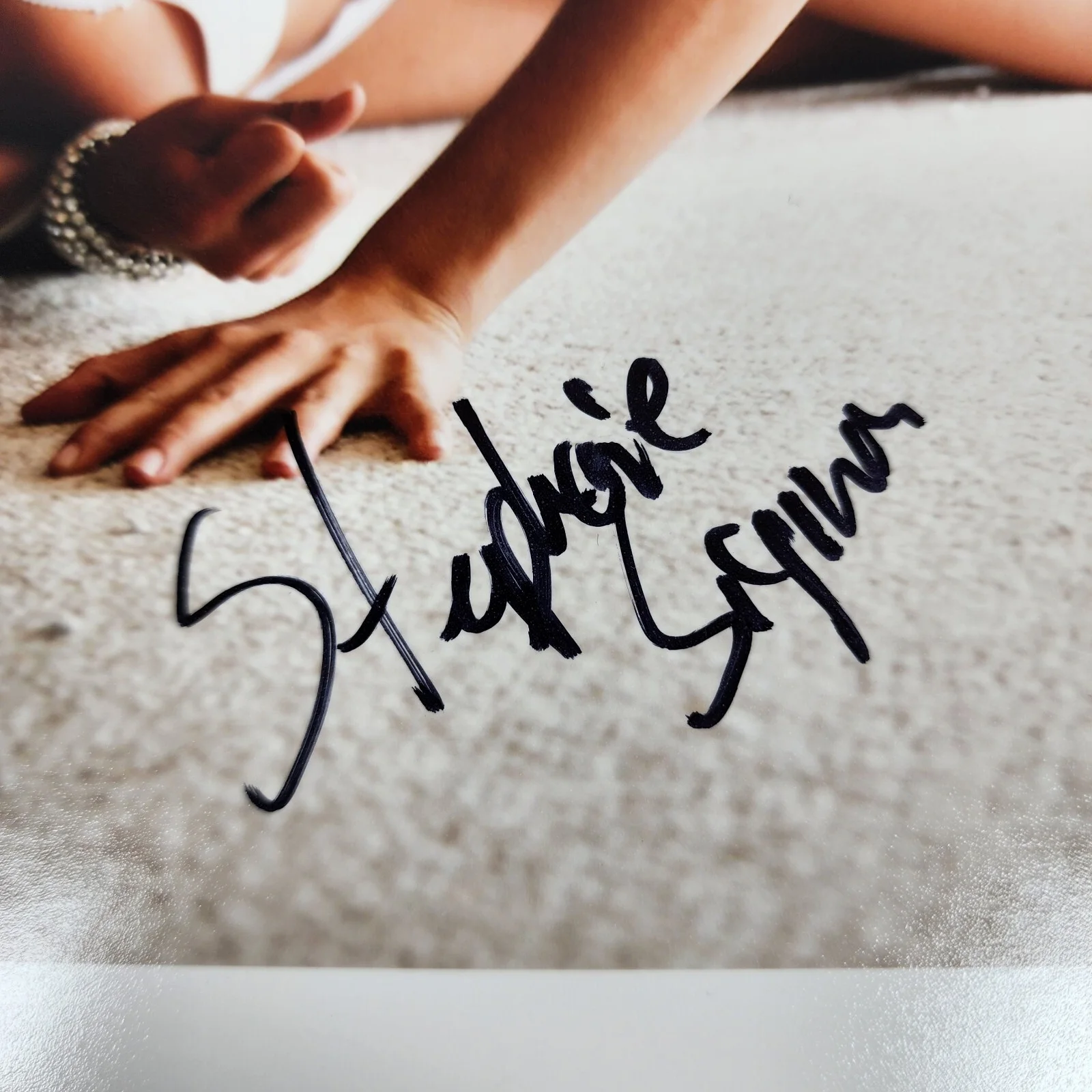 Stephanie Sigman — Actress Stephanie Sigman Signed 8x10 Autograph (No COA) Photo Picture, image 2