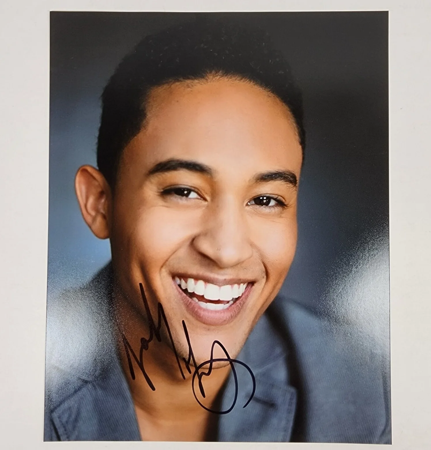 Tahj Mowry — 'Smart Guy' Actor/Singer Tahj Mowry Signed 8x10 Autograph (No COA) Picture