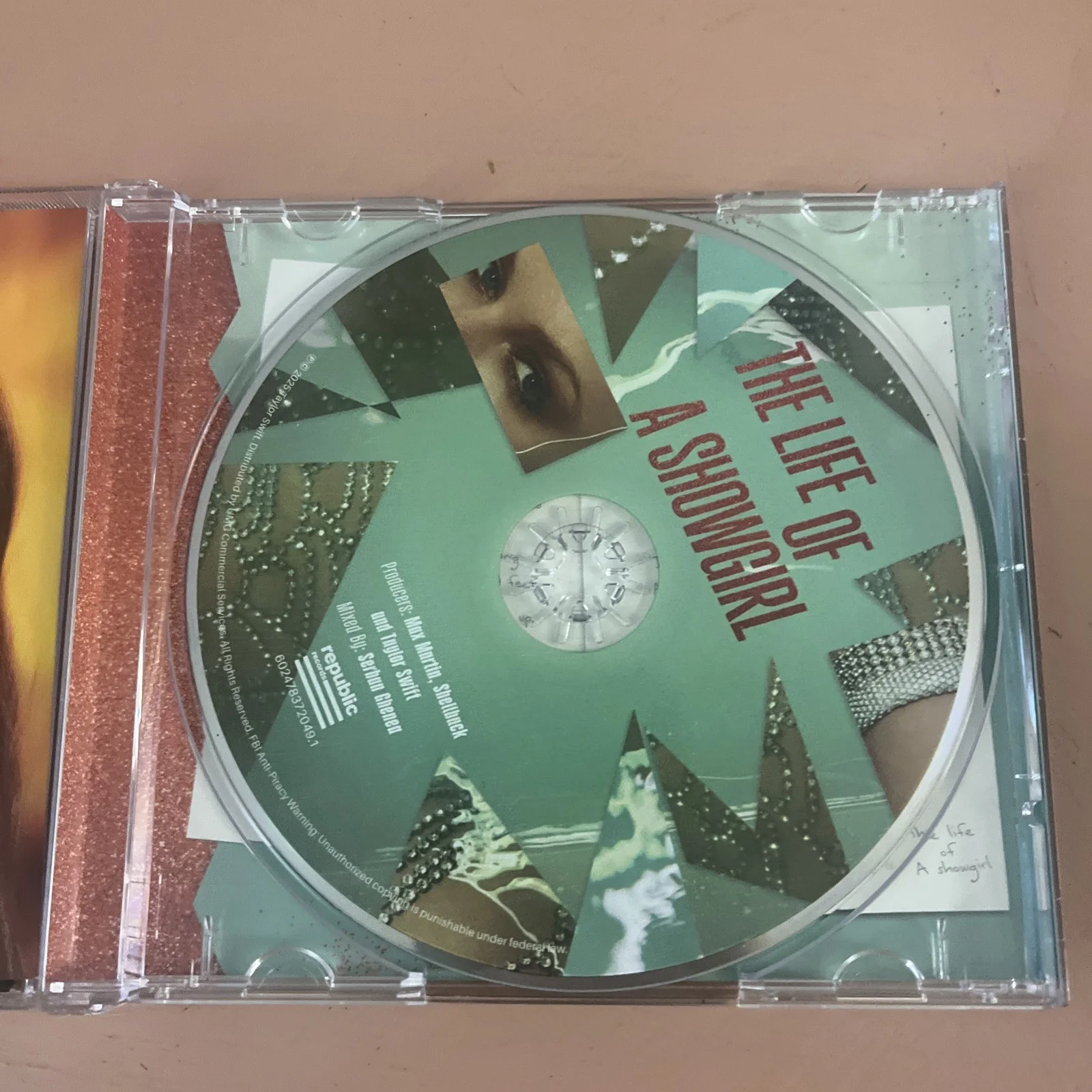 Taylor Swift The Life of a Showgirl CD + Hand Signed Photo 1 w/ Heart - Opened, изображение 2