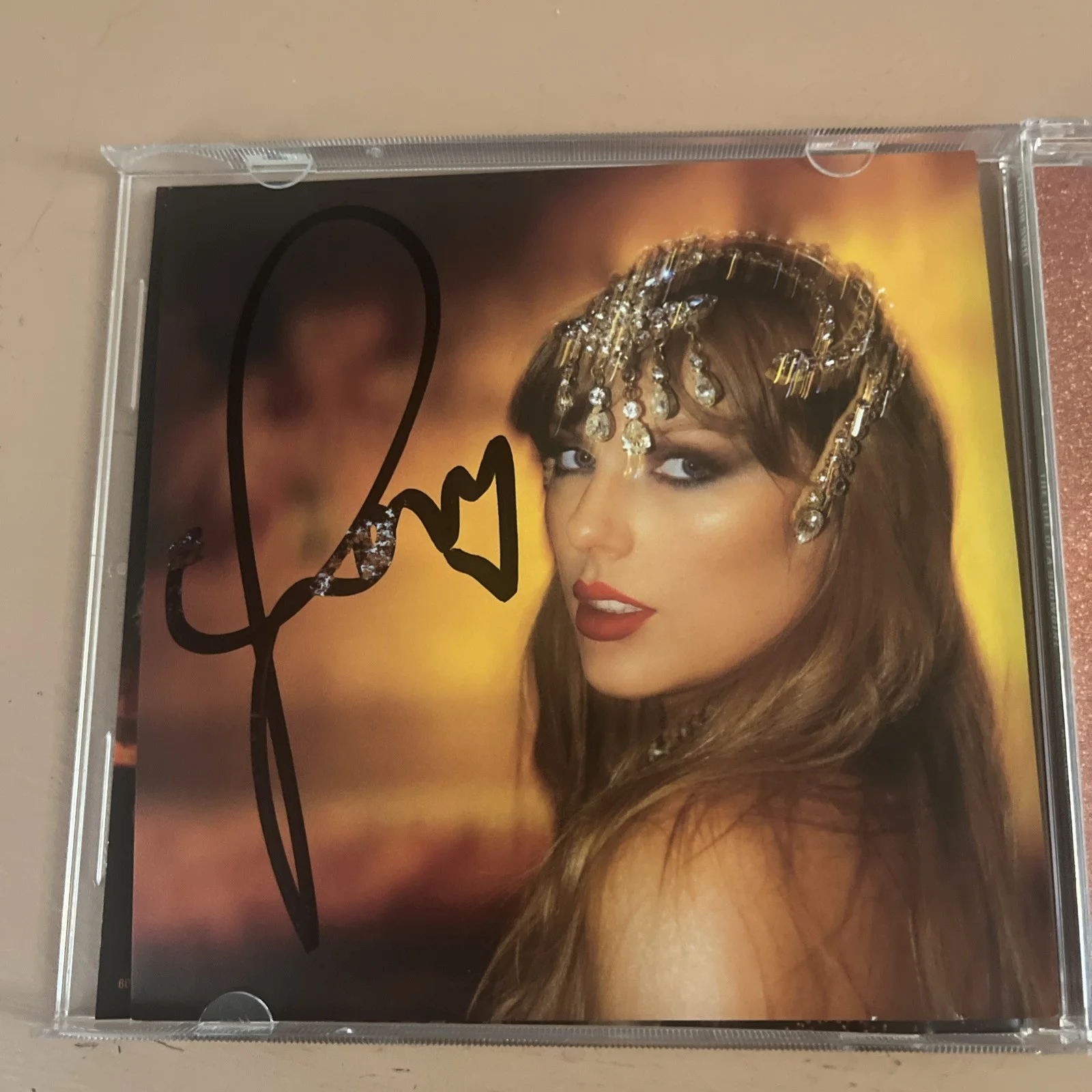 Taylor Swift The Life of a Showgirl CD + Hand Signed Photo 1 w/ Heart - Opened, изображение 3