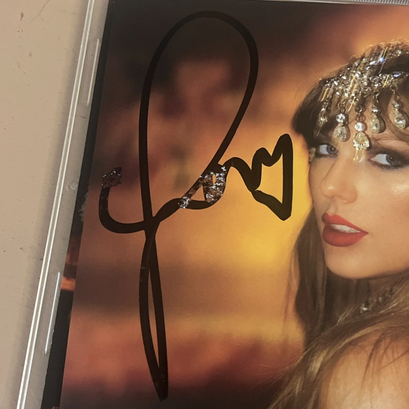 Taylor Swift The Life of a Showgirl CD + Hand Signed Photo 1 w/ Heart - Opened, изображение 4