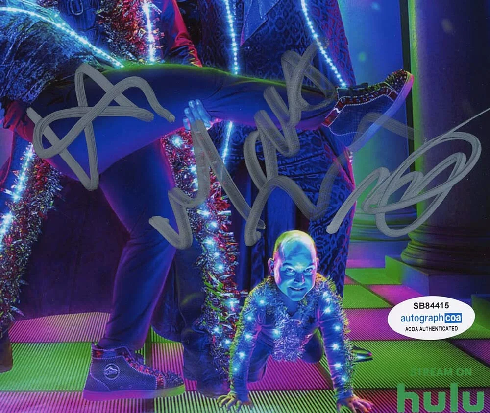 MATT BERRY, HARVEY GUILLEN, MARK PROKSCH, KRISTEN — Matt Berry, Harvey Guillen +2 signed "WHAT WE DO IN THE SHADOWS" 8x10 Photo ACOA, изображение 5