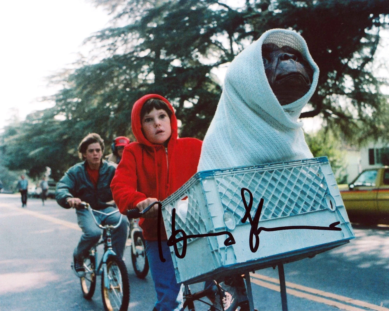 Henry Thomas — Henry Thomas signed 1982 ET movie photo 8x10 auto - E.T. scene where bike flies