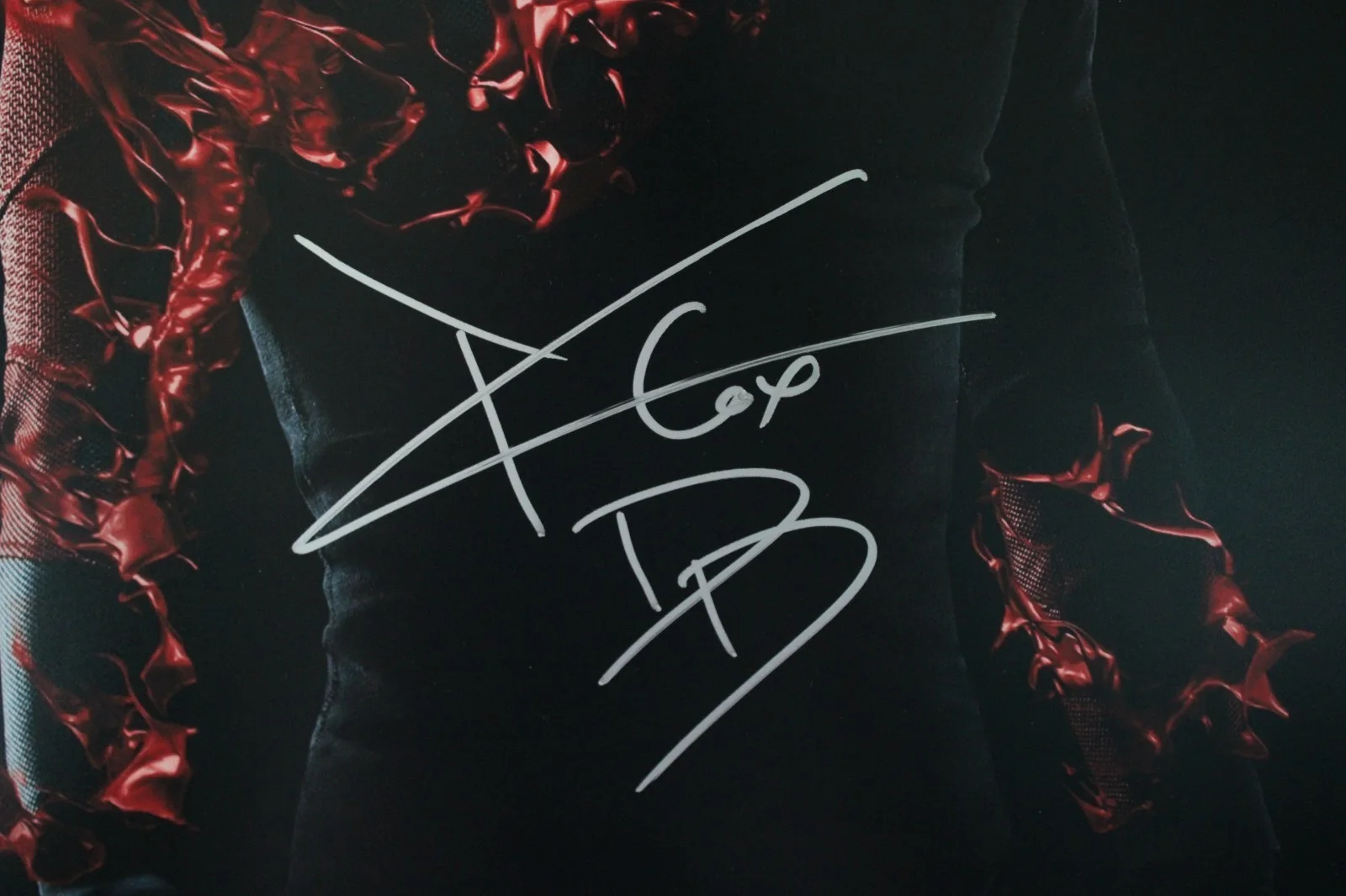 Charlie Cox — Daredevil Charlie Cox Signed 20x30 Photo With“DD” Inscription With Beckett COA, изображение 2