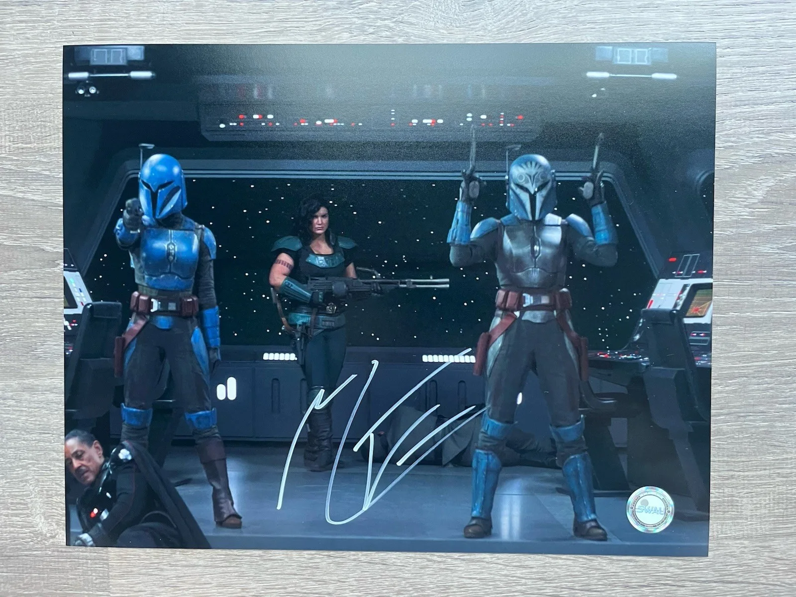 Mercedes Varnado — Mercedes Varnado Signed Mandalorian 11x14 Photo SWAU COA Star Wars Sasha Banks, изображение 2