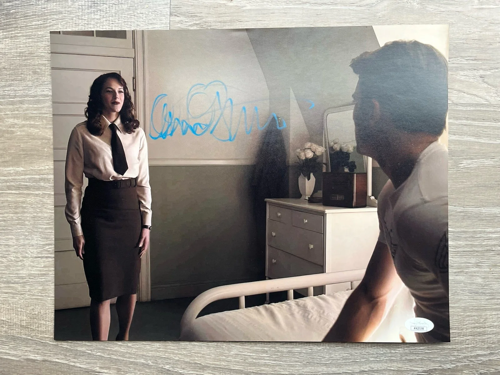 Amanda Righetti — QC Amanda Righetti Signed Captain America 11x14 Photo JSA COA Marvel SHIELD, image 2