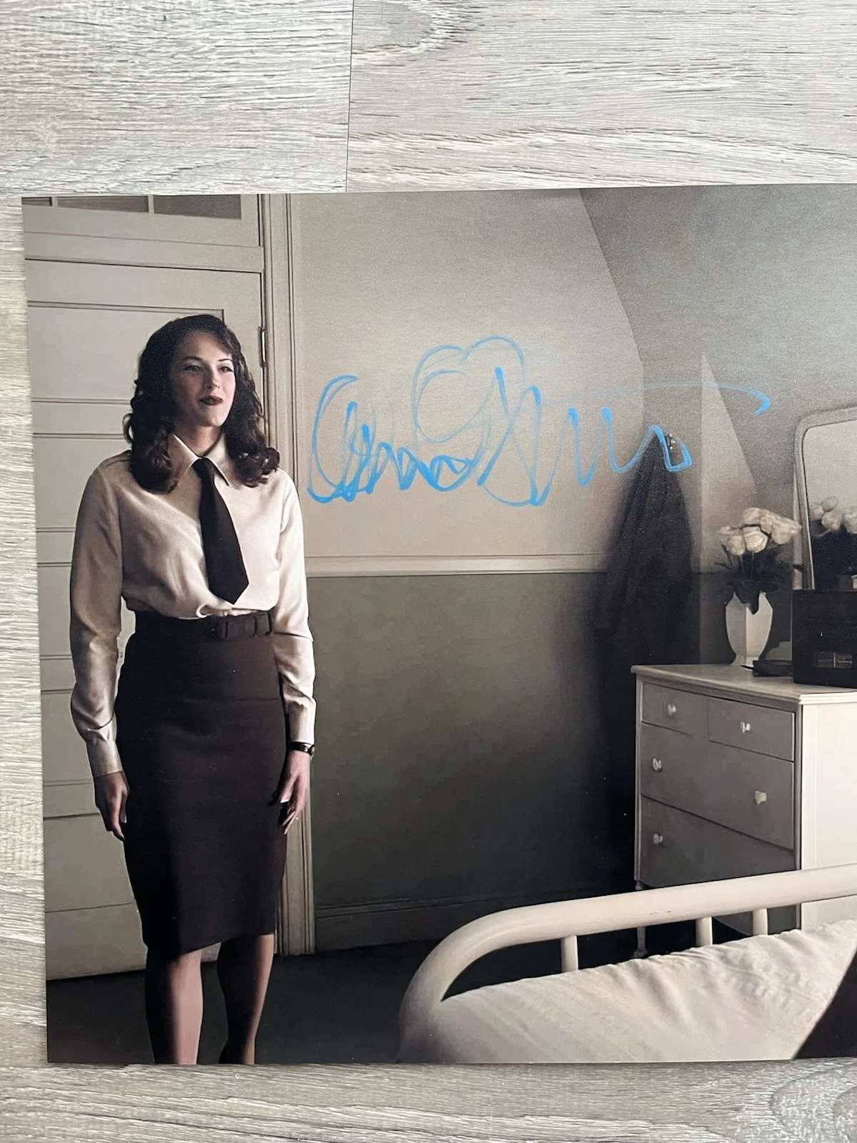 Amanda Righetti — QC Amanda Righetti Signed Captain America 11x14 Photo JSA COA Marvel SHIELD, image 3