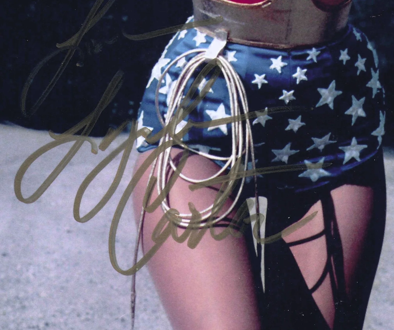 LYNDA CARTER signed as WONDER WOMAN .... OVERSIZED GREAT IMAGE with COA, image 2