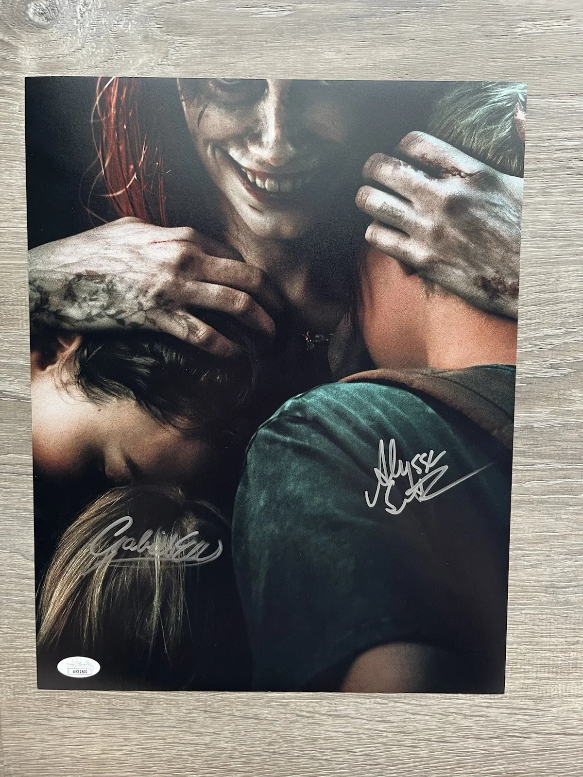 Alyssa Sutherland Gabrielle Echols Signed Evil Dead Rise 11x14 Photo JSA COA, image 2