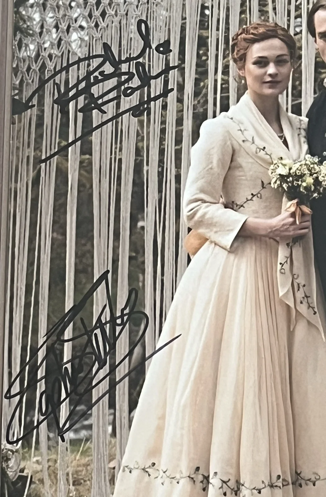 Richard Rankin, Sophie Skelton — Outlander 8x10 Photo Signed by Sophie Skelton & Richard Rankin (JSA), image 2