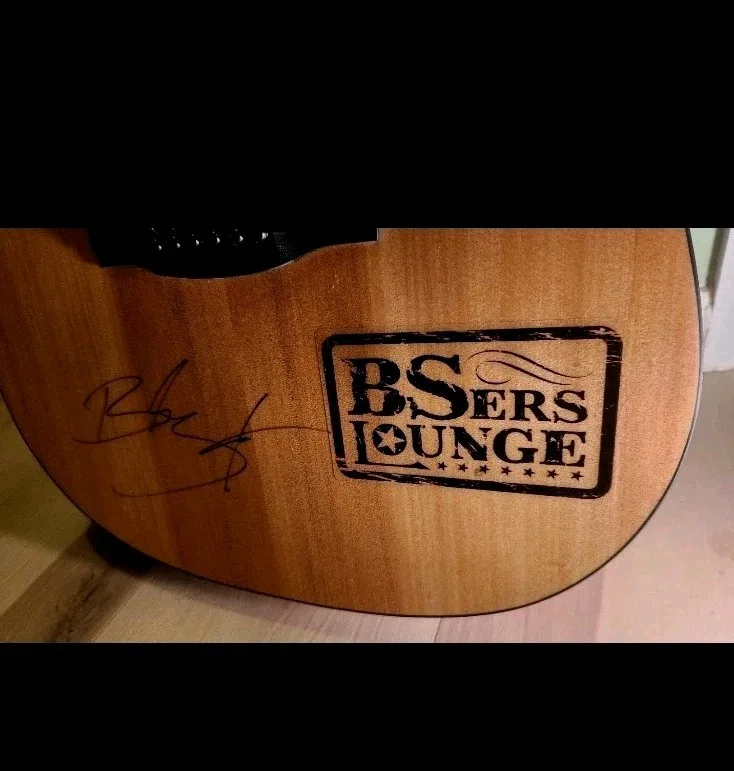 Blake Shelton Signed Acoustic Guitar from "BS Lounge" (Won In Auction), изображение 2