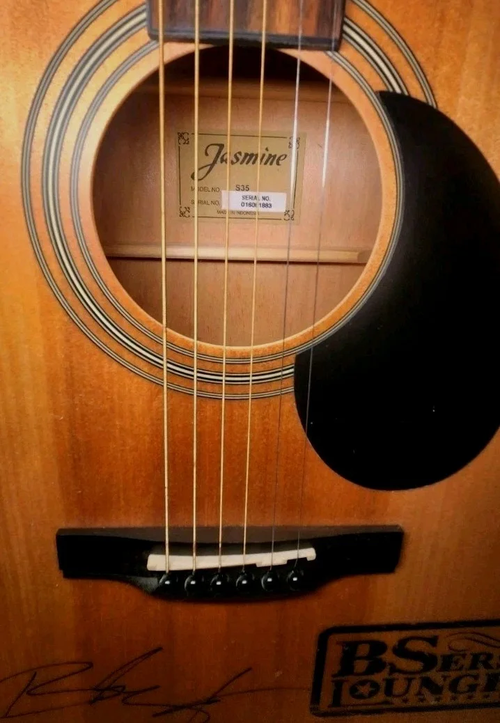 Blake Shelton Signed Acoustic Guitar from "BS Lounge" (Won In Auction), изображение 3