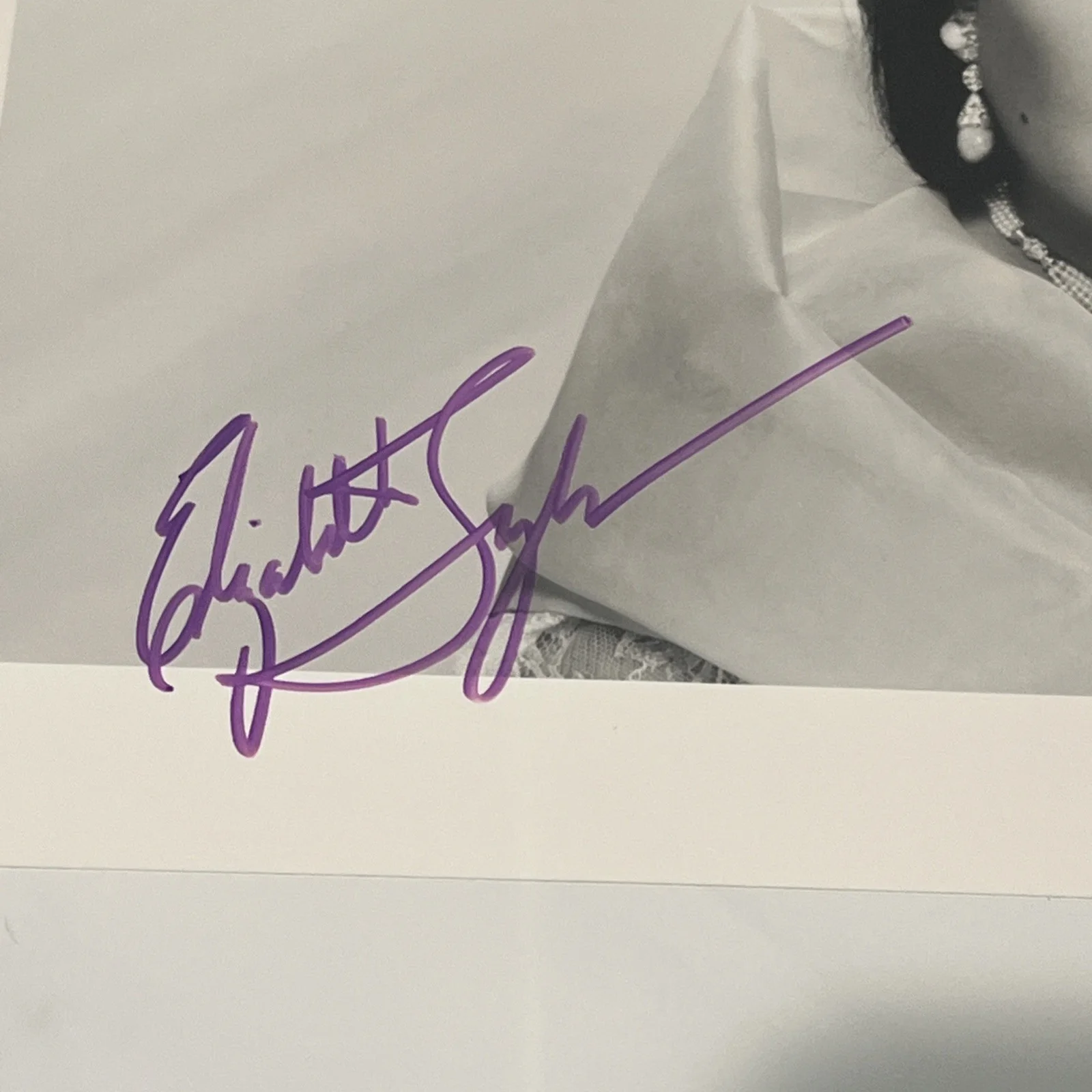 Elizabeth Taylor — Elizabeth Taylor Signed Autograph 8x10 B&W Glossy Photograph, image 2