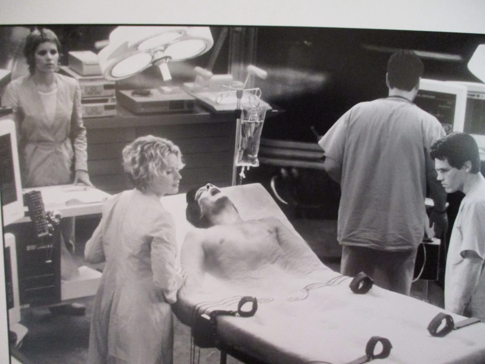 Elisabeth Shue/Josh Brolin/Kevin Bacon(HOLLOW MAN)2000 10x8 Black & White Photo, изображение 2