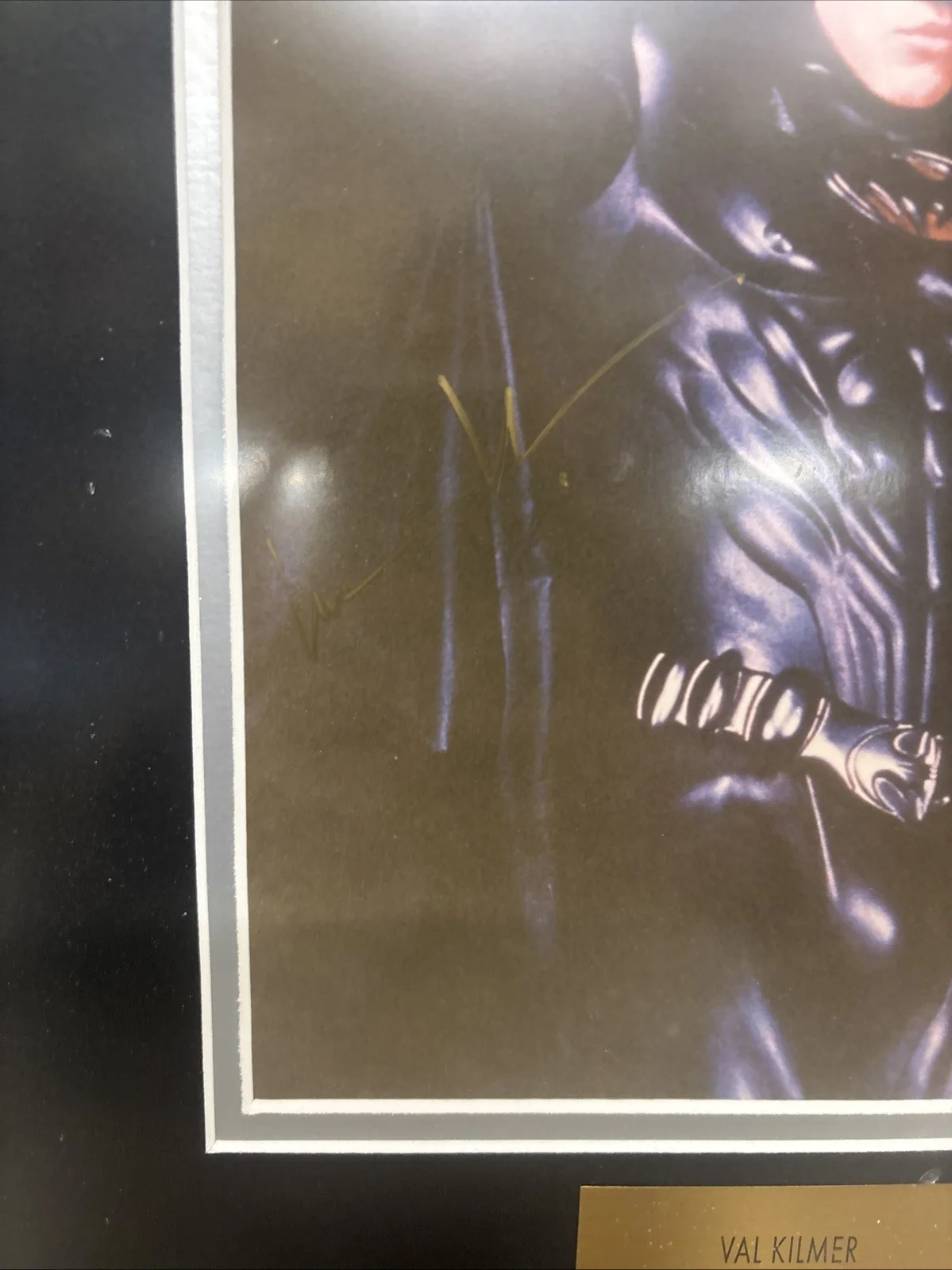 Val Kilmer — Val Kilmer Autographed 1995 Batman Forever Rare 13.5”x 15.5” Framed Photo W/ COA, изображение 2