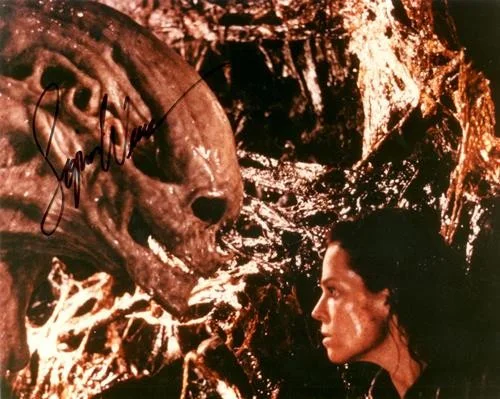 SIGOURNEY WEAVER — SIGOURNEY WEAVER 8X10 AUTOGRAPH SIGNED COLOR PHOTO ALIEN-RIPLEY- AVATAR + COA