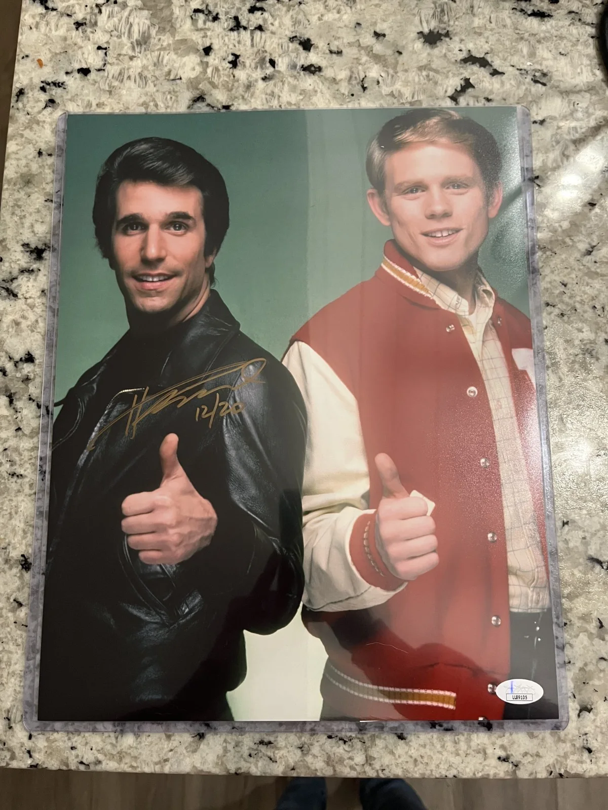 Henry Winkler — Henry Winkler Hand Signed "Happy Days" 11x14 Photo with Ron Howard (JSA COA)