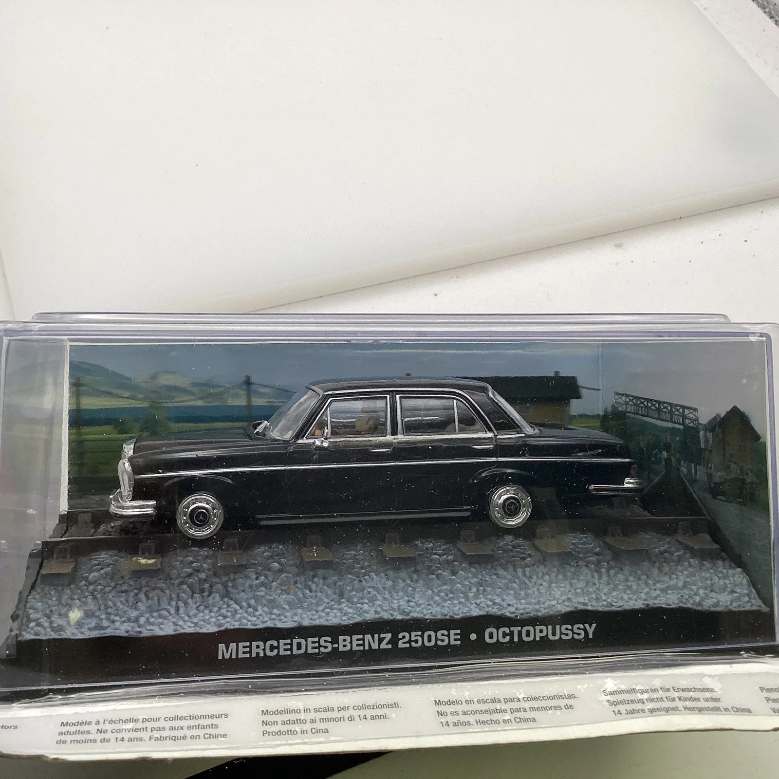 JAMES BOND 007 Mercedes-Benz 250SE Octopussy Collectible Model Car YE, изображение 5