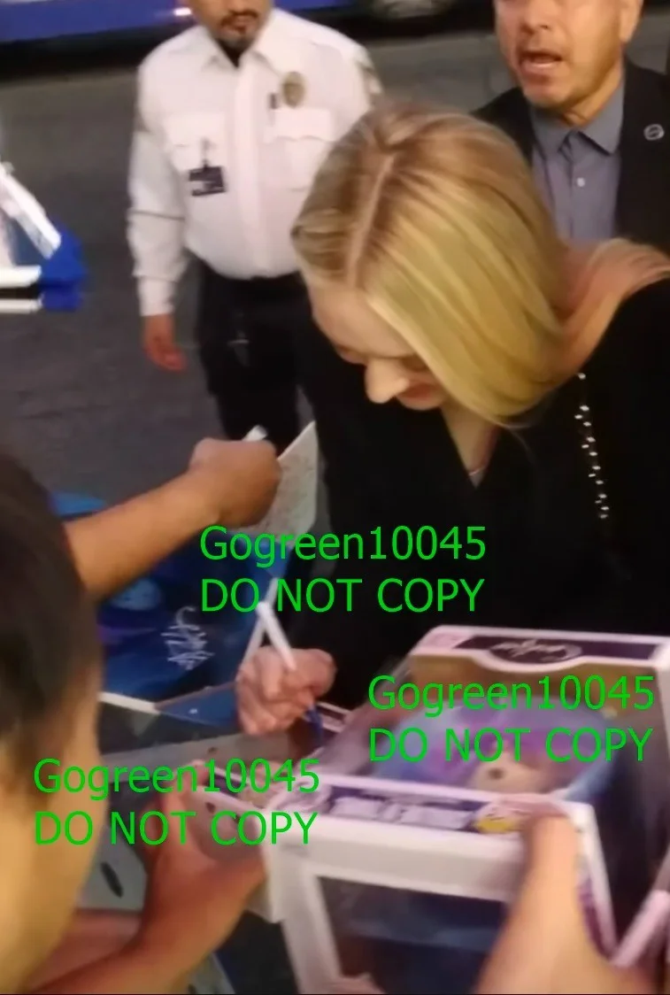 Dakota Fanning — Dakota Fanning signed Corraline in Pajamas funko 2018 fall exclusive BAS photo, изображение 3