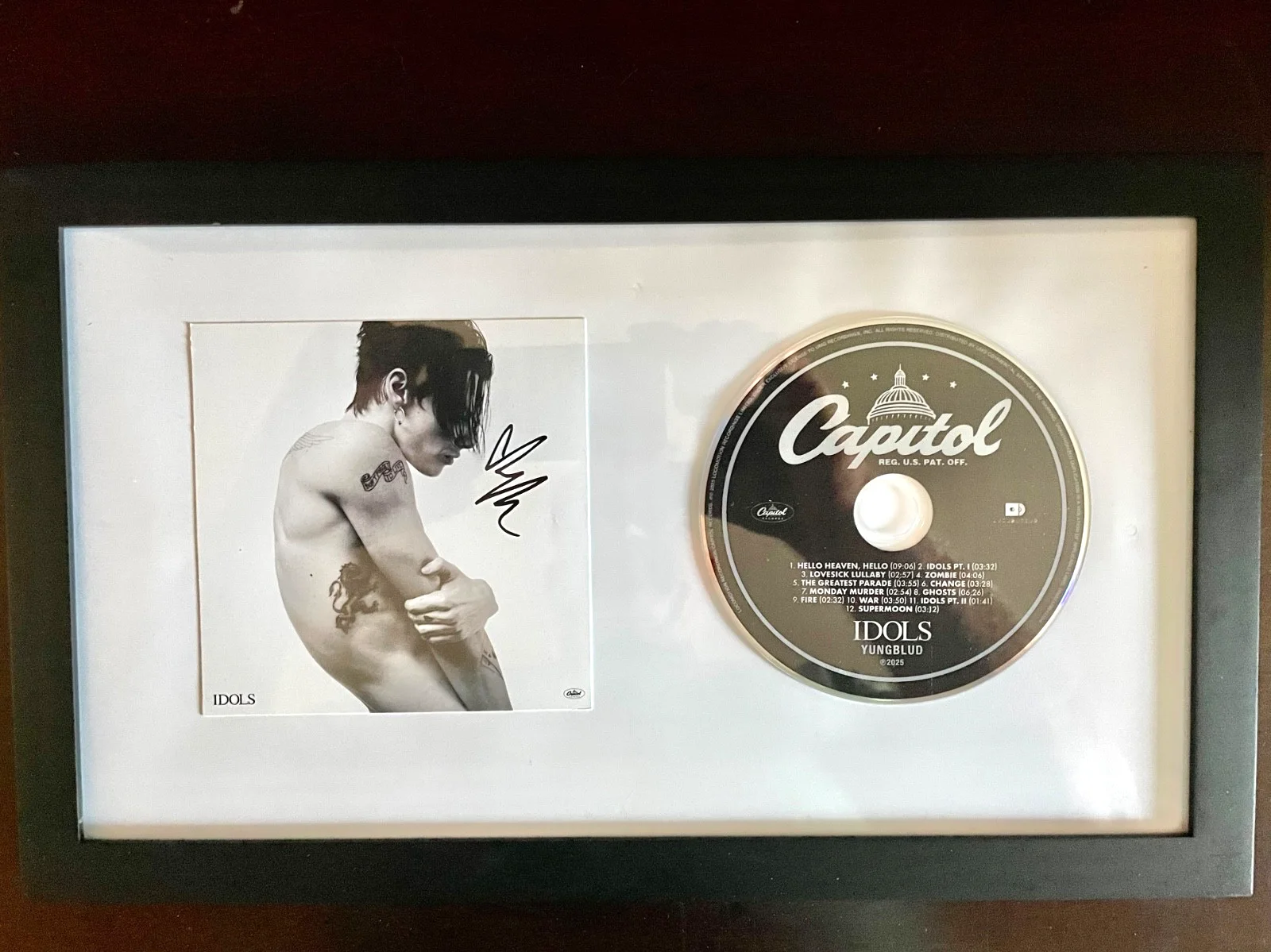 Yungblud — Yungblud Autographed Signed IDOLS CD Booklet & 9 x 15 black Frame 1St Run
