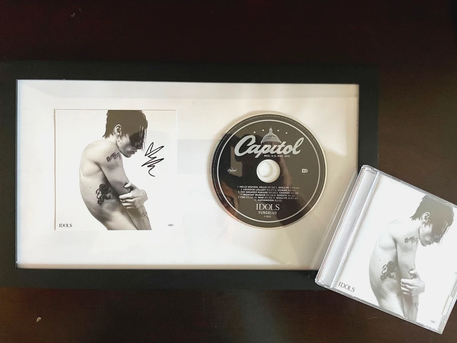 Yungblud — Yungblud Autographed Signed IDOLS CD Booklet & 9 x 15 black Frame 1St Run, изображение 3