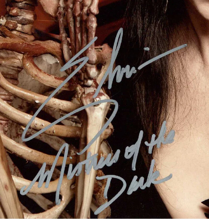 ELVIRA CASSANDRA PETERSON SIGNED AUTOGRAPHED 11x14 PHOTO HORROR ICON BECKETT BAS, изображение 2