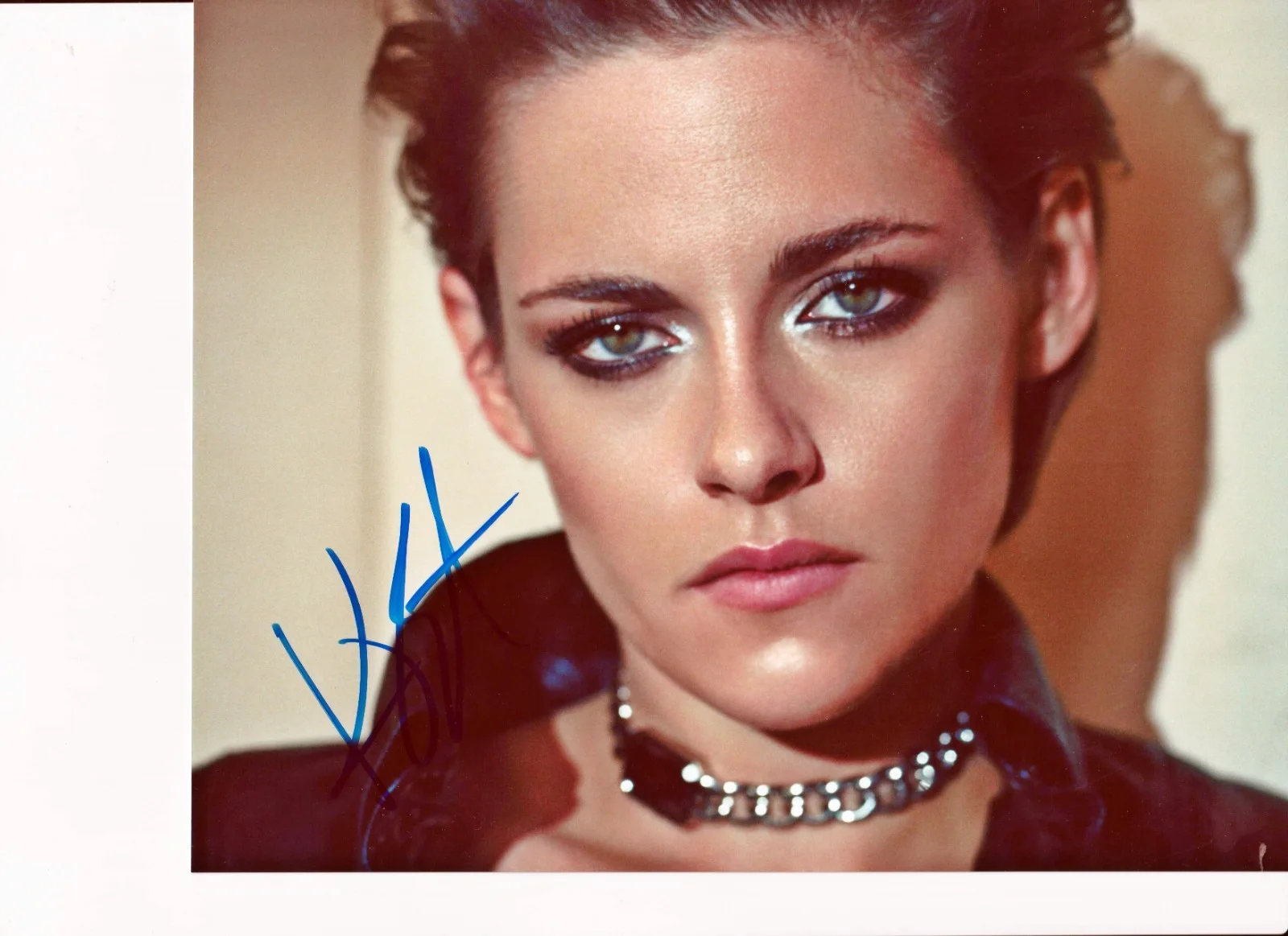 Kristen Stewart — Kristen Stewart - Twilight star - signed 8x10 with a COA - intriguing photo!