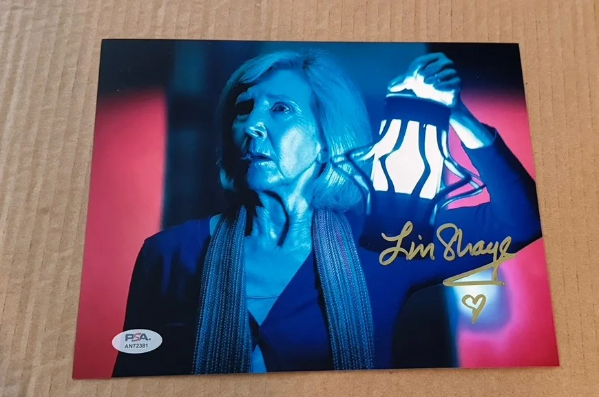 LIN SHAYE — LIN SHAYE SIGNED INSIDIOUS 8X10 PHOTO PSA/DNA COA AUTHENTIC