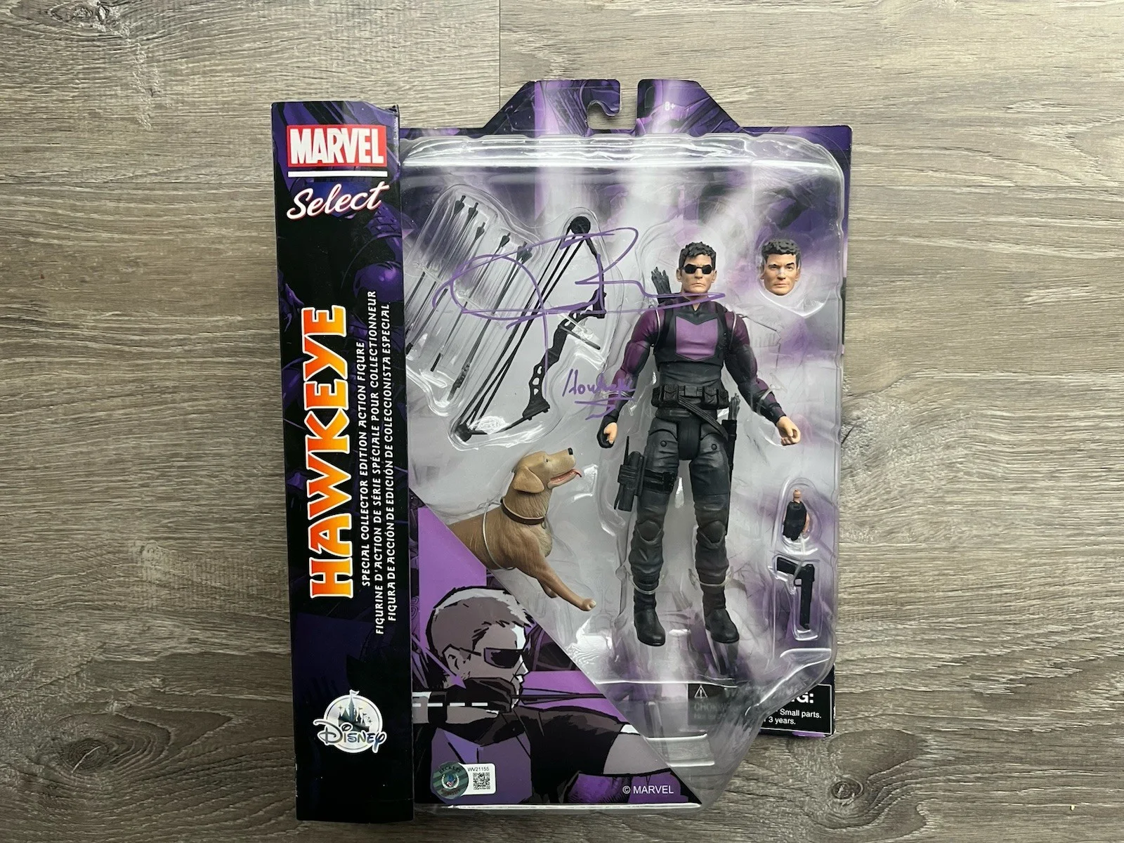 Jeremy Renner — Jeremy Renner Signed Marvel Select Hawkeye Figure Beckett COA Avengers Disney, изображение 2