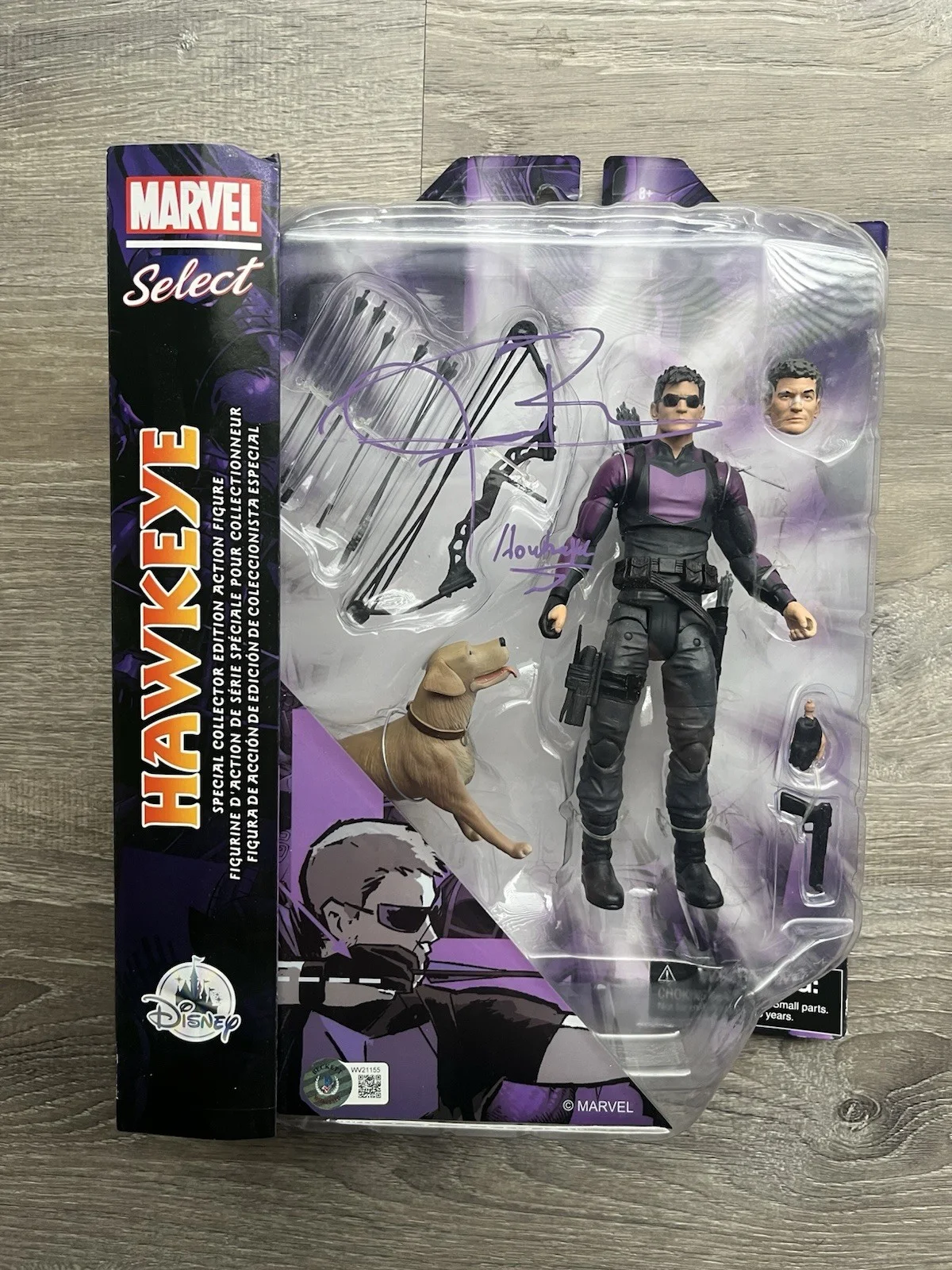 Jeremy Renner — Jeremy Renner Signed Marvel Select Hawkeye Figure Beckett COA Avengers Disney, изображение 3