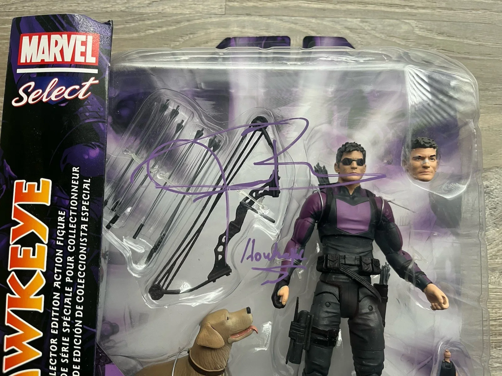 Jeremy Renner — Jeremy Renner Signed Marvel Select Hawkeye Figure Beckett COA Avengers Disney, изображение 4