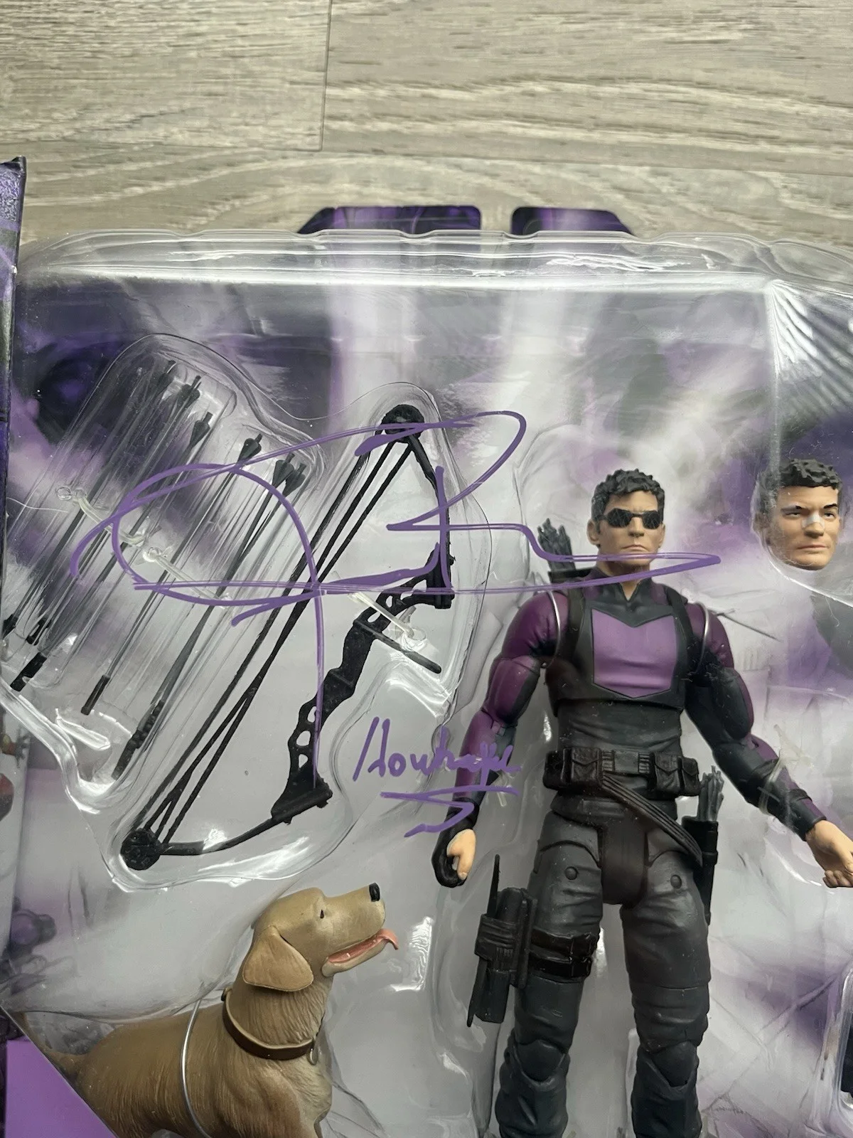 Jeremy Renner — Jeremy Renner Signed Marvel Select Hawkeye Figure Beckett COA Avengers Disney, изображение 5
