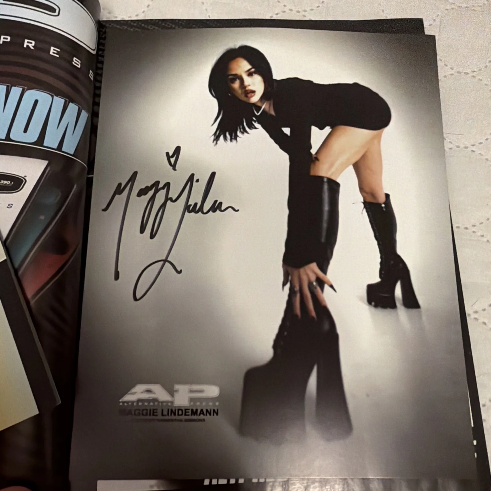 Maggie Lindemann Autographed Signed Photo RARE AP BOOK, изображение 2