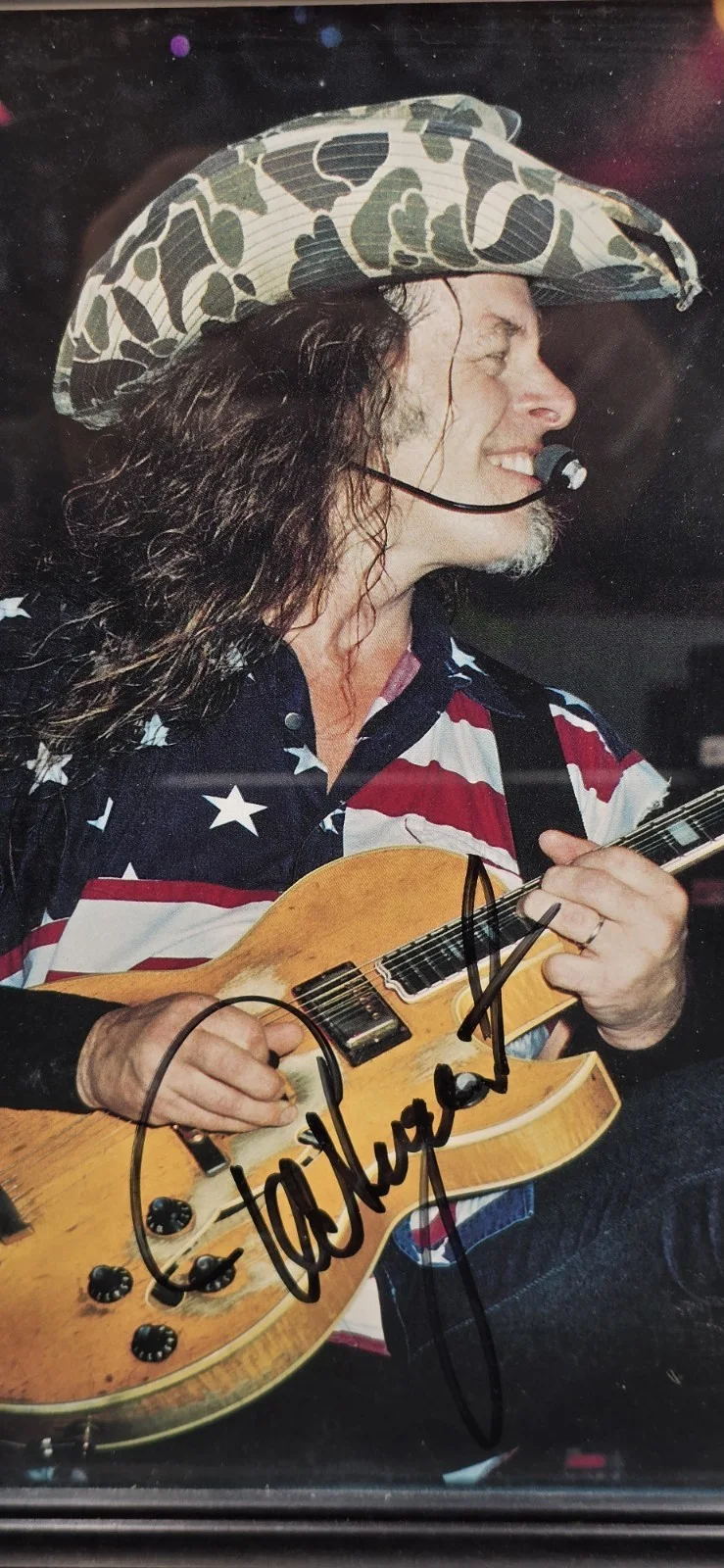 Vintage Ted Nugent Autographed Photo Rock n Roll Playing Guitar Original, изображение 3