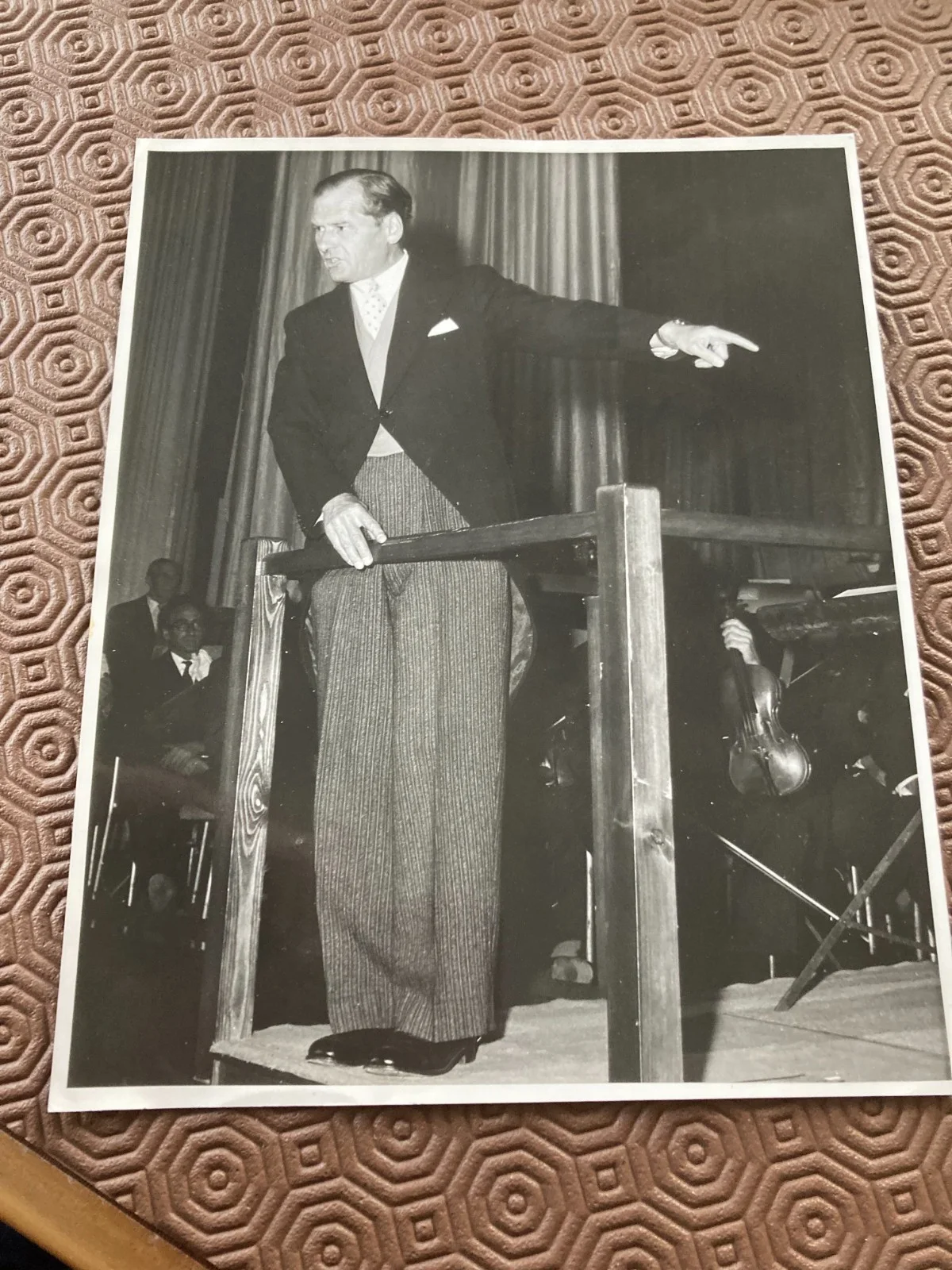 MUIR MATHIESON AT ST ALBANS ARENA WITH YOUTH ORCHESTRA PORTRAIT PHOTOGRAPH, изображение 2