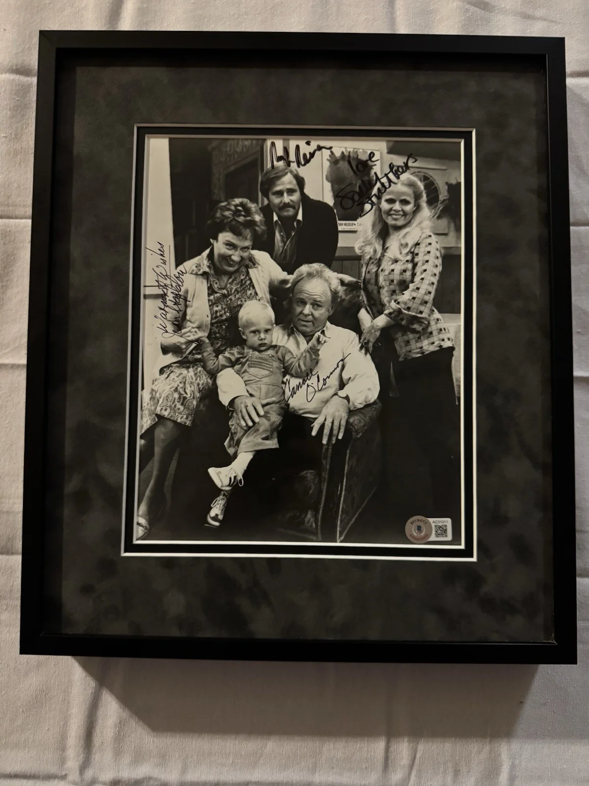 All In The Family Cast - Carroll O’Connor - Rob Reiner - Plus 2 — All In The Family Signed BAS LOA BECKETT Framed - All 4 - Carroll O’Conner, изображение 2