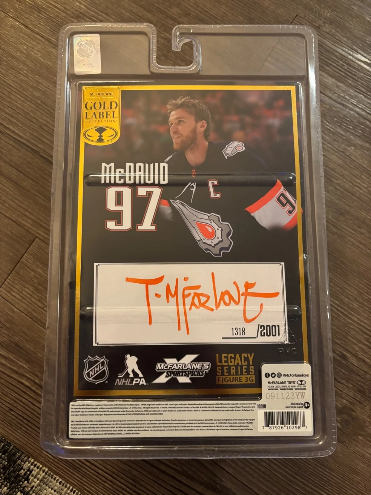 2023 CONNOR MCDAVID FIGURE EDMONTON OILERS GOLD LABEL SIGNED BY TODD MCFARLANE, изображение 2