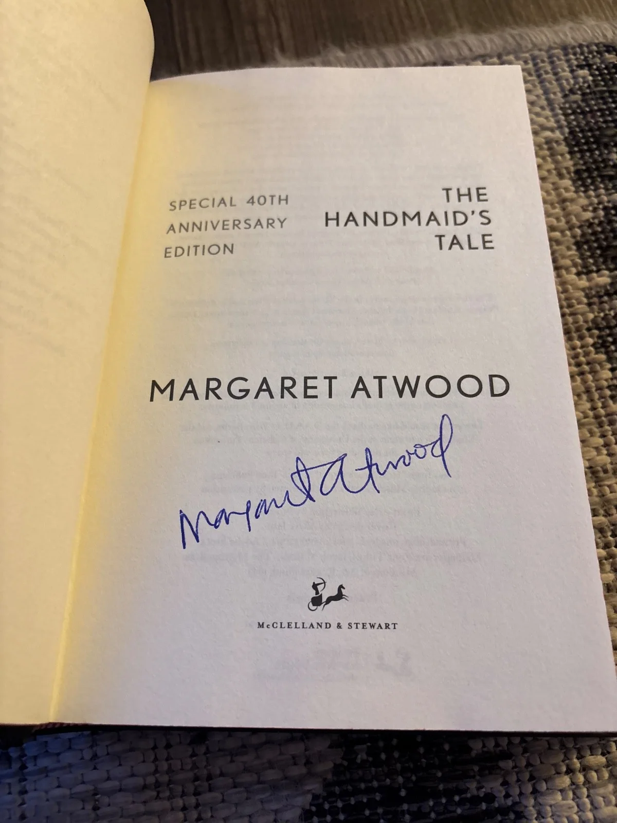 THE HANDMAIDS TALE SIGNED AUTOGRAPHED 40TH ANNIVERSARY RED SWIRL MARGARET ATWOOD, изображение 4