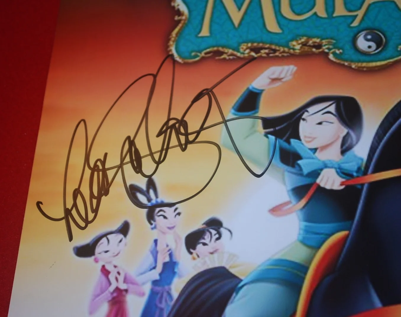 LEA SALONGA — DISNEY LEA SALONGA BD WONG MULAN 2 Signed 12X18 Photo Beckett BV81419, изображение 2