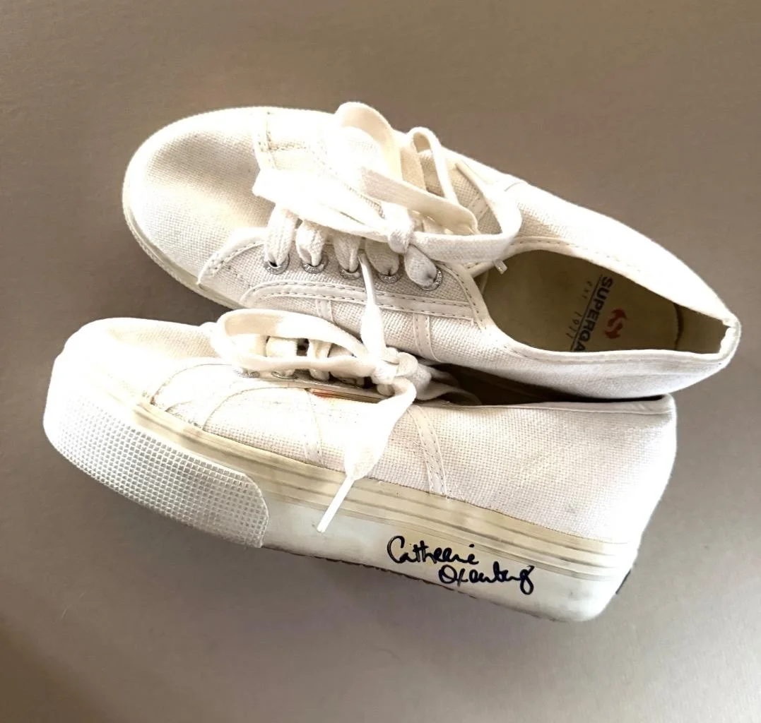CATHERINE OXENBERG AUTOGRAPHED TENNIS SHOES SIZE 37 COMES WITH COA, изображение 2