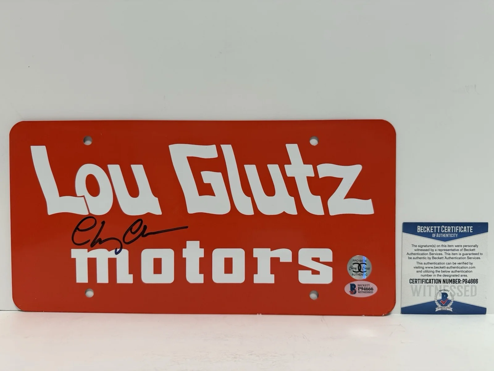 Chevy Chase — Chevy Chase signed “Lou Glutz Motors” custom license plate. Beckett Certified, изображение 2