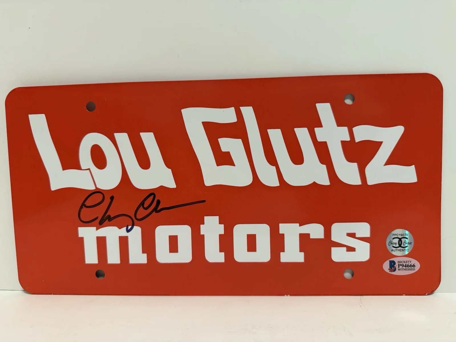 Chevy Chase — Chevy Chase signed “Lou Glutz Motors” custom license plate. Beckett Certified, изображение 3