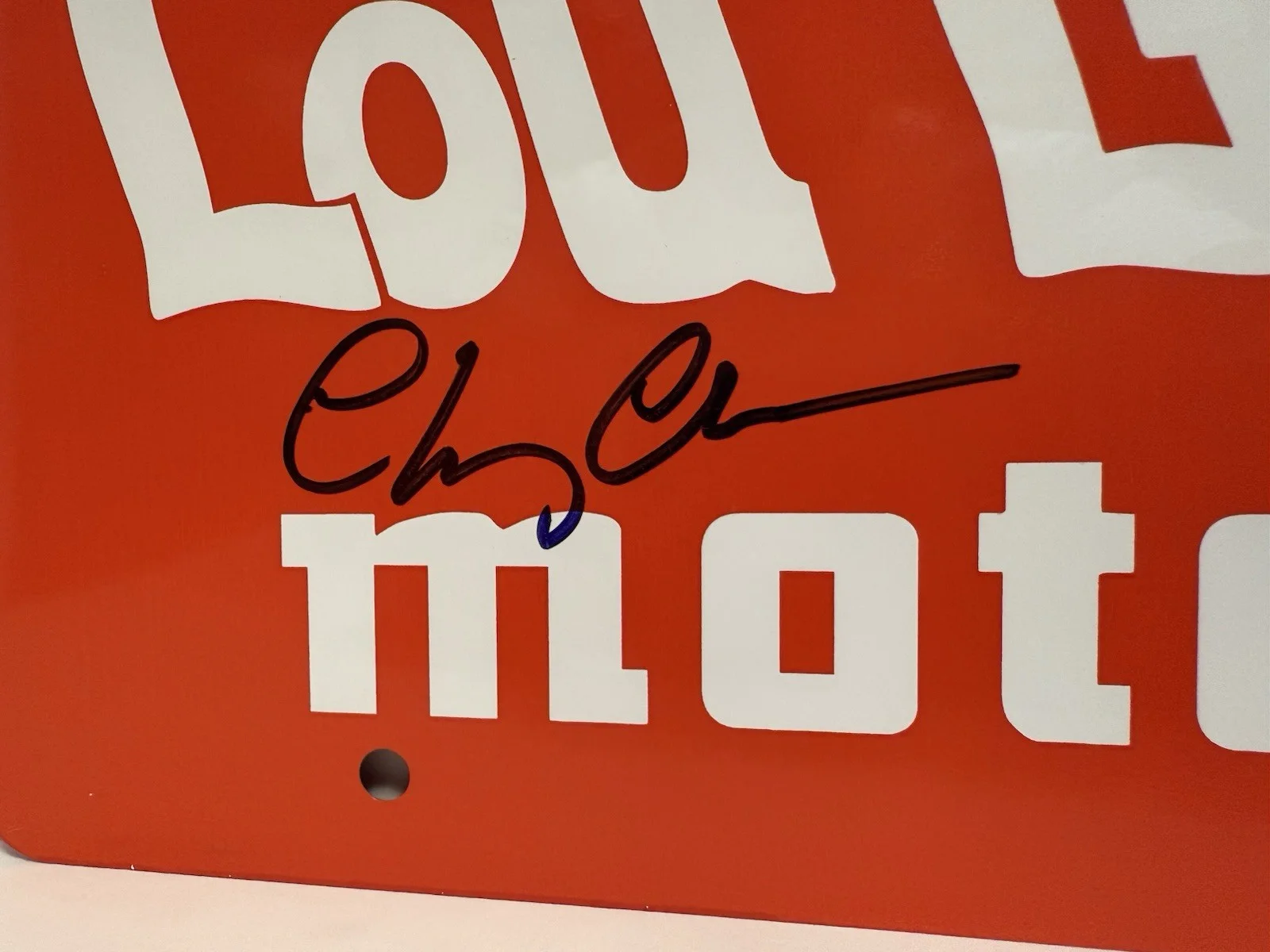 Chevy Chase — Chevy Chase signed “Lou Glutz Motors” custom license plate. Beckett Certified, изображение 4