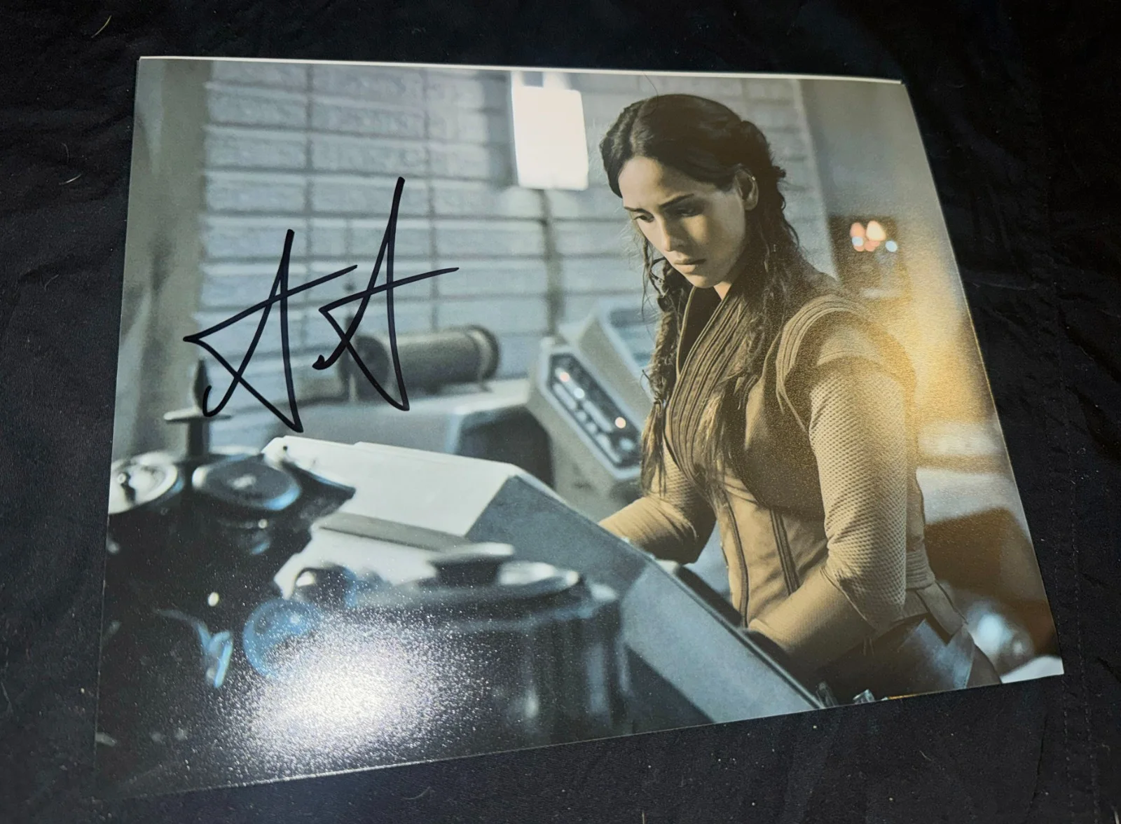 Adria Arjona — Adria Arjona signed 8x10 photo Bix Caleen Andor poster Star Wars sexy hot babe, изображение 2