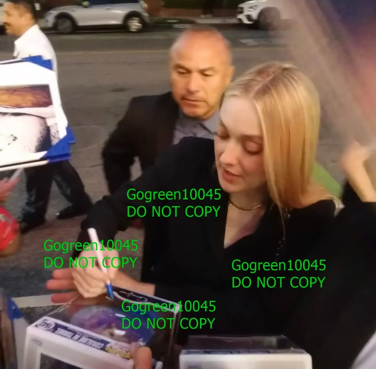 Dakota Fanning — Dakota Fanning signed Corraline in the Tunnel funko pop poster photo BAS Beckett, изображение 3