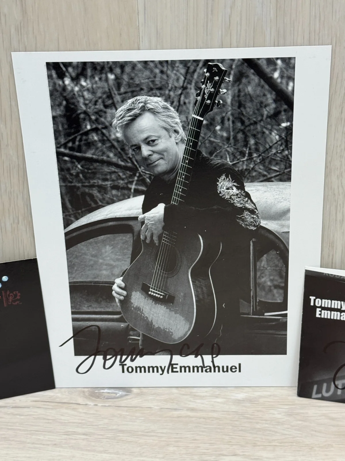 TOMMY EMMANUEL HAND SIGNED 8x10 PHOTO LEGEND GUITARIST AUTHENTIC AUTOGRAPH, изображение 2