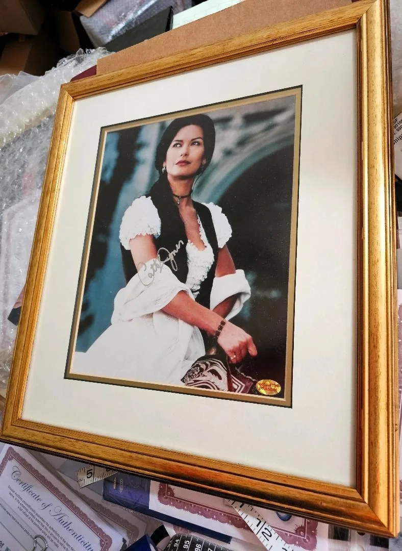 Catherine Zeta Jones — Catherine Zeta-Jones Signed BEAUTIFUL FRAMED PHOTO with 2 COAs, изображение 4