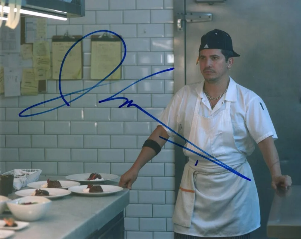John Leguizamo — John Leguizamo Signed Autograph 8x10 Photo - Martin in Jon Favreau 's Chef
